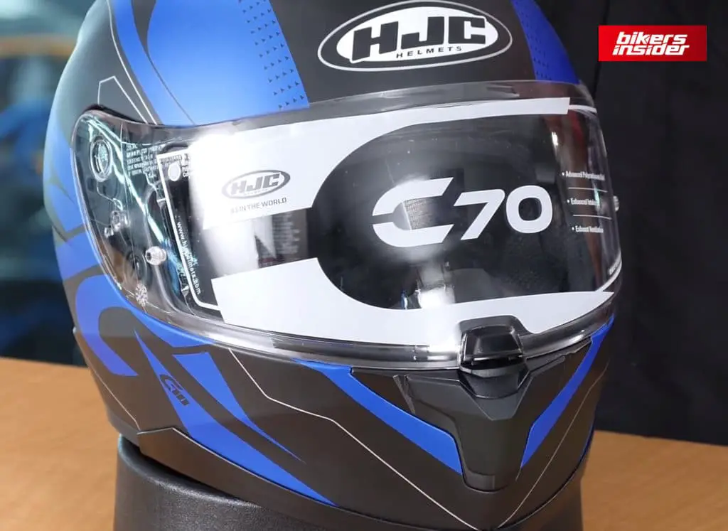 The well-built clear face shield visor on the HJC C70 features a central locking mechanism.