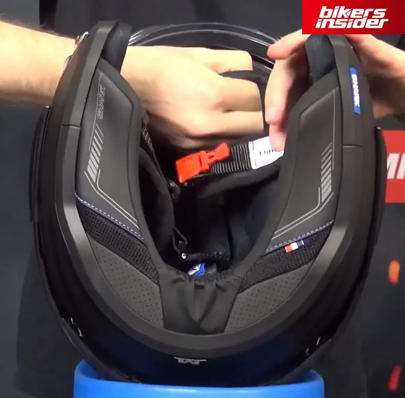 On this photo, you can see the micrometric strap and the cheek pads of the Shark Evo GT helmet.