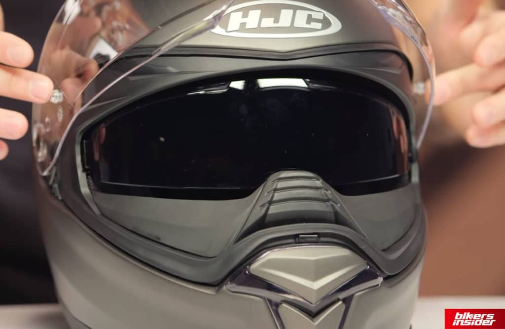HJC F70 features a retractable internal sun visor.