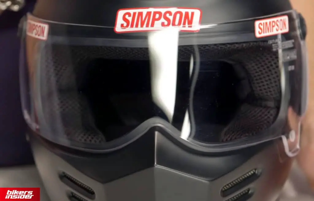 We can see that the face shield of the Simpson Outlaw Bandit doesn't provide such a large field of view.