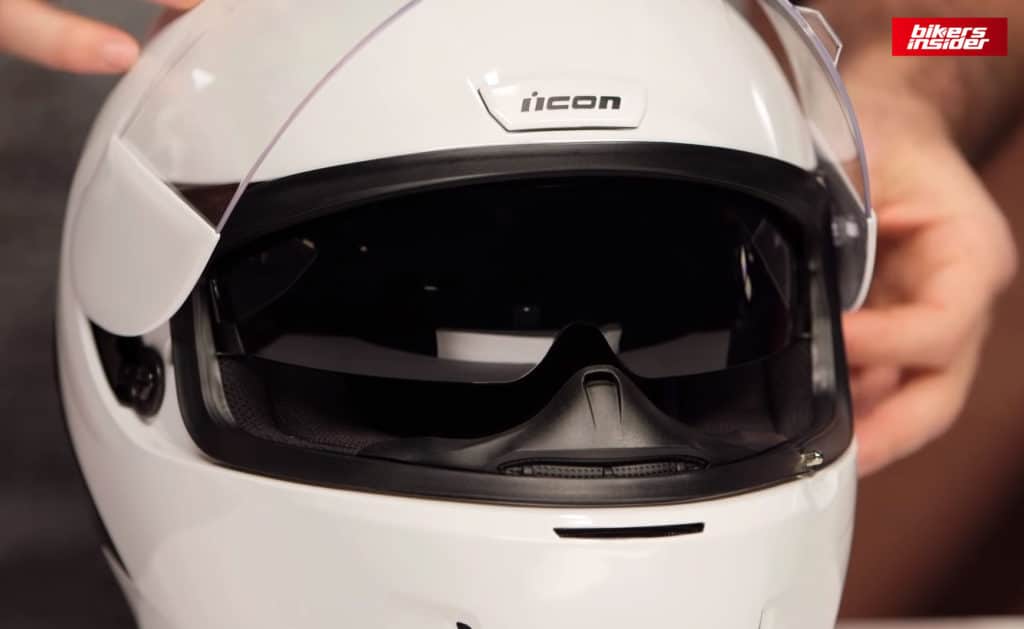 Icon Airform has an actuated inner sun visor.