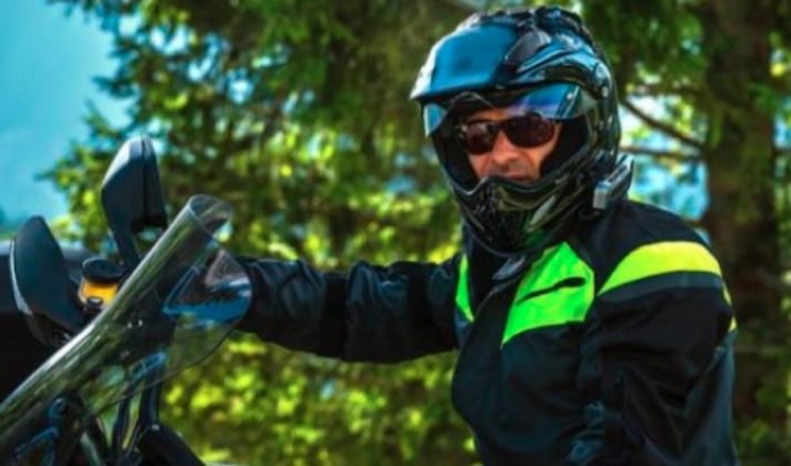 Can You Wear a Motorbike Helmet With Glasses? - Bikers Insider